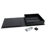 Box für USB-Sticks aus Lederimitat schwarz und weiß